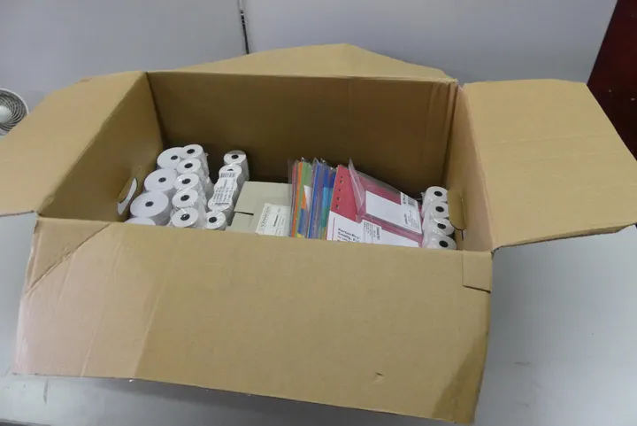 Kiste mit Bürozubehör